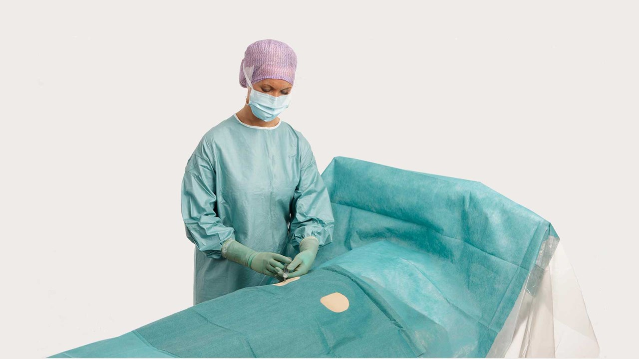 Chirurg používající při operaci roušku pro angiografii BARRIER
