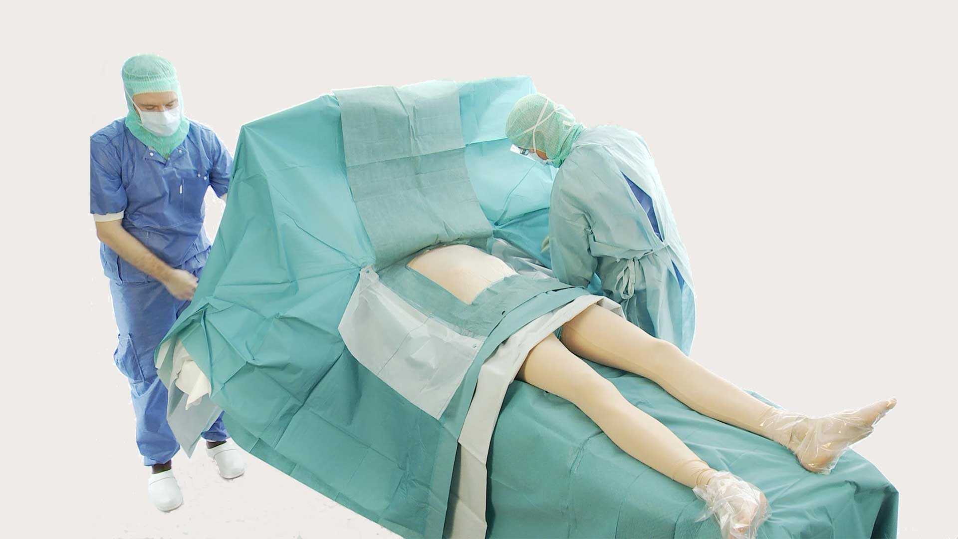 Chirurg zakrývající pacienta při operaci kardiovaskulárními rouškami BARRIER