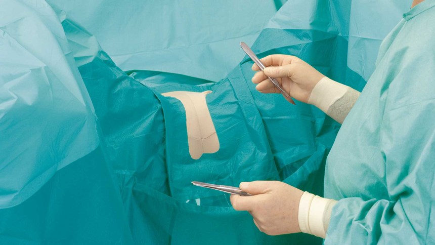 Chirurg používající při operaci gynekologickou roušku BARRIER