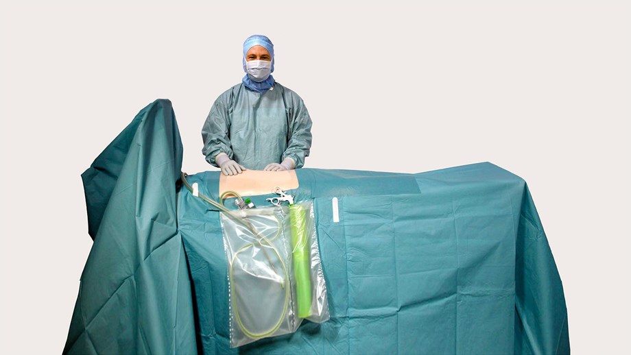 Chirurg používající laparoskopické roušky BARRIER