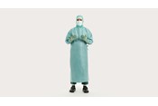Lékař oblečený do operačního pláště BARRIER Ultimate