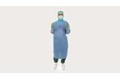 Lékař oblečený do operačního pláště BARRIER Universal