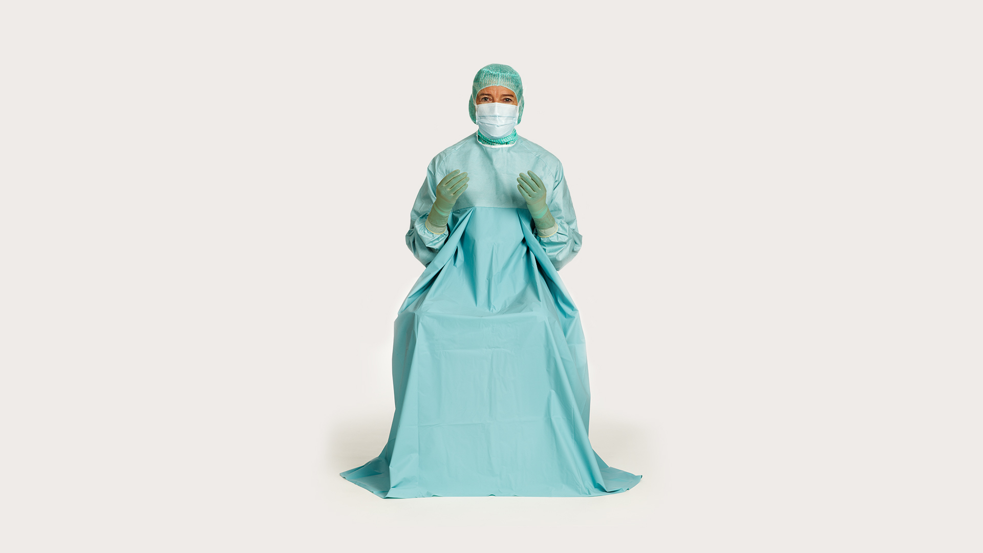 Lékařka oblečená do operačního pláště BARRIER® Classic Urology