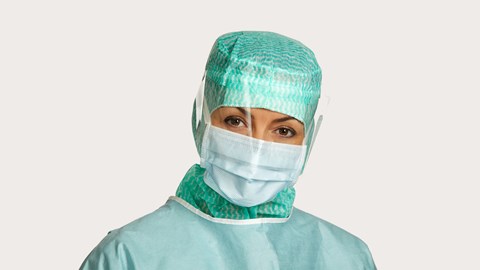 Lékař s navlečenou operační ústenkou BARRIER pro zvýšenou ochranu