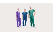 Tři lékaři oblečení do oděvů pro operační sály BARRIER® – Extra Comfort