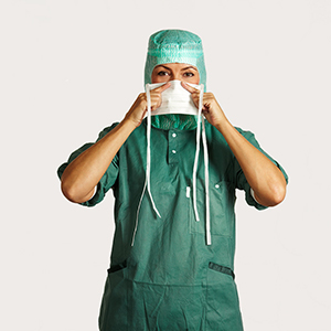 Krok 1 návodu na nasazování operační ústenky s tkanicemi