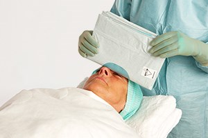 Krok 3 pokynů k aplikaci roušky pro oční chirurgii BARRIER